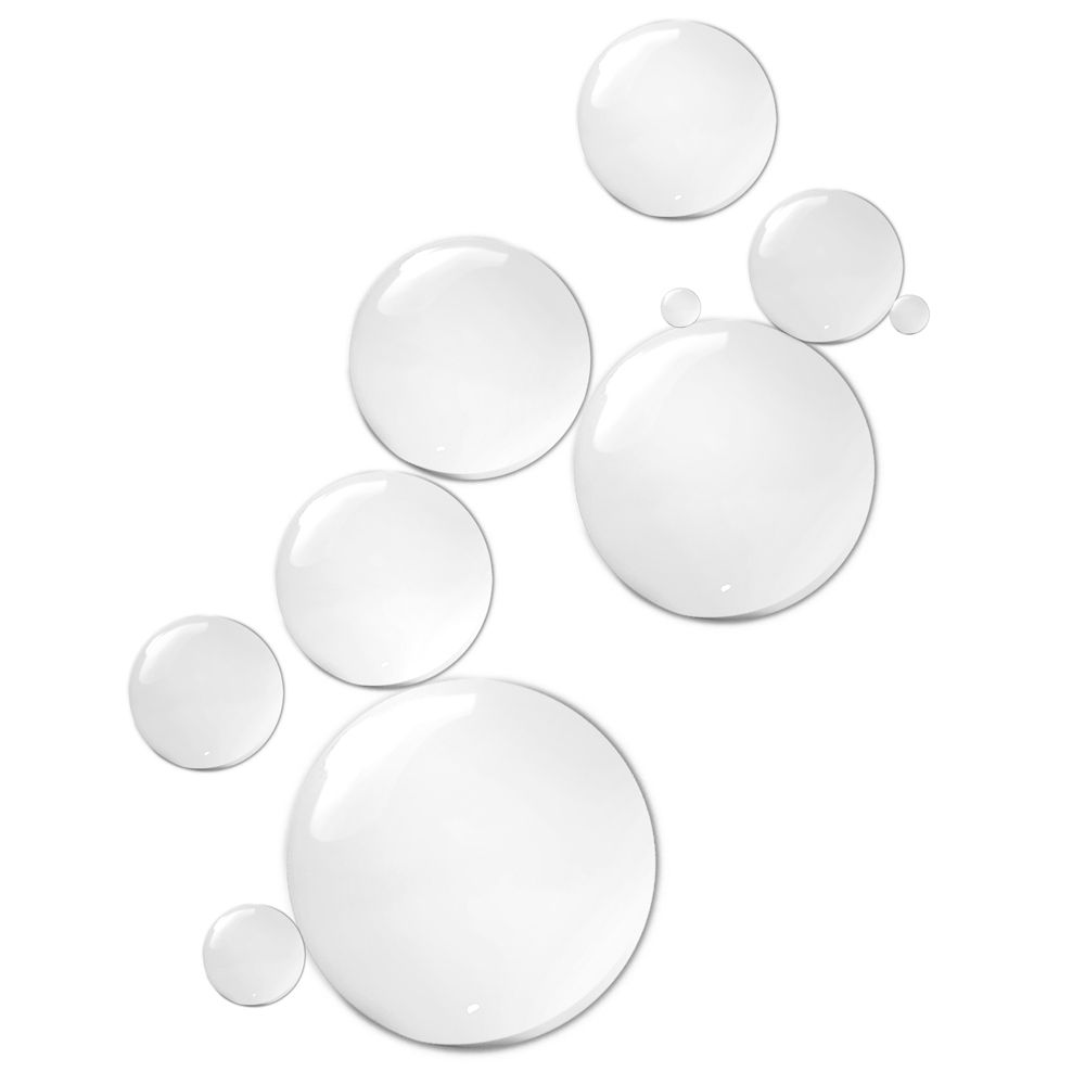 Diverse gocce rotonde trasparenti. Dimensioni diverse, sovrapposte. Su sfondo bianco.