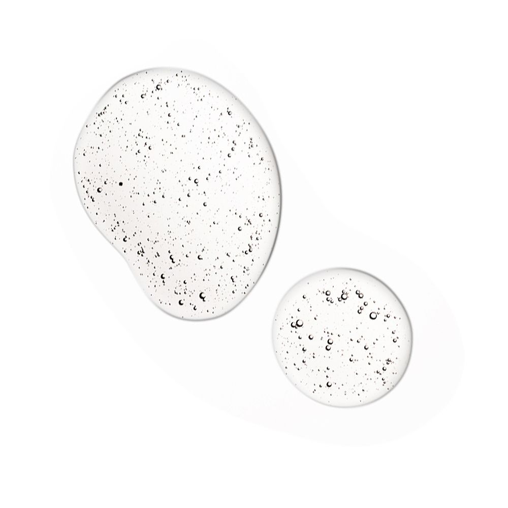 Zwei transparente Serumtropfen mit kleinen Bläschen auf weißem Hintergrund.
