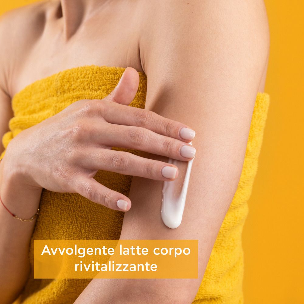 Persona applica crema sul braccio. Sfondo giallo. Prodotto non visibile.