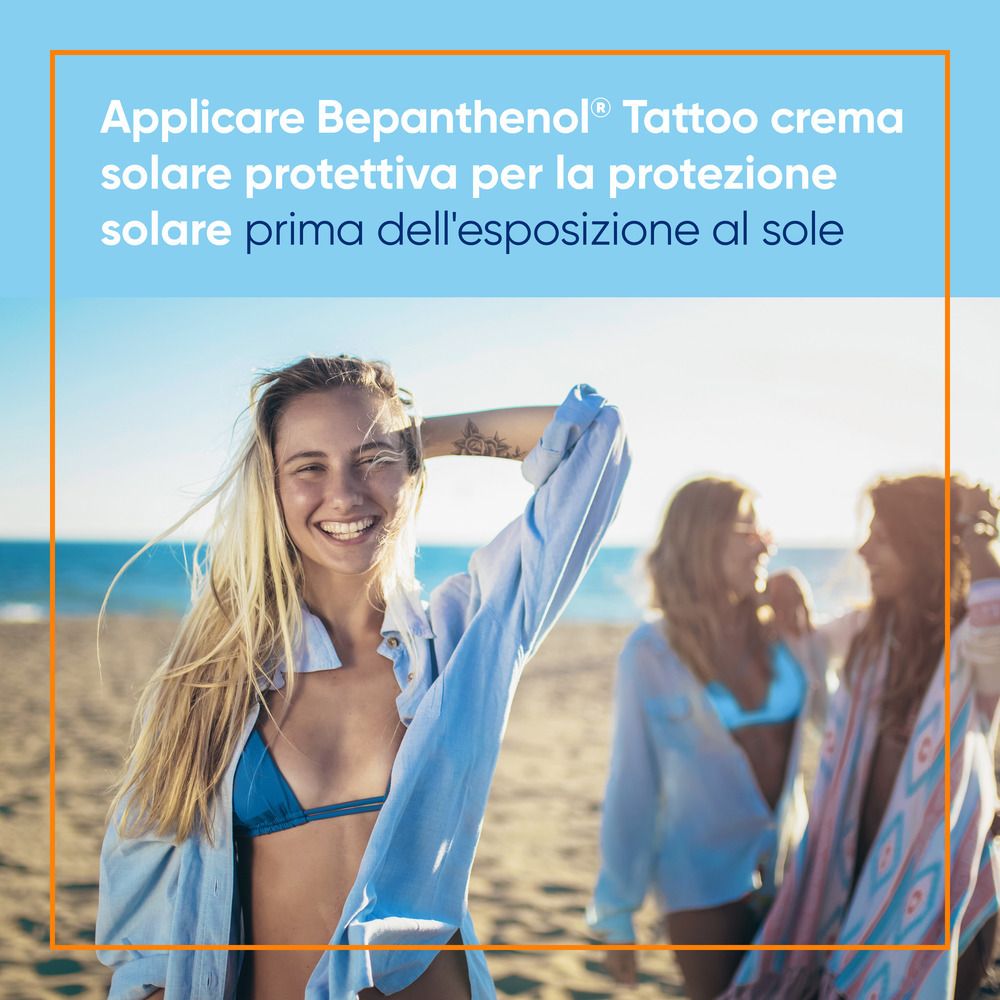 Donna sulla spiaggia. Applicazione di Bepanthenol Tattoo crema solare prima dell'esposizione al sole.