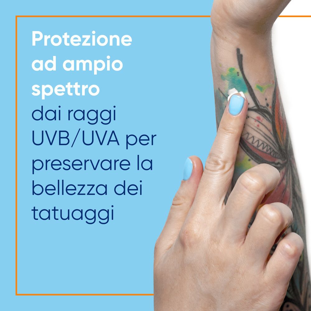 Braccio tatuato. Crema Bepanthenol Tattoo. Protezione ad ampio spettro dai raggi UVB/UVA.