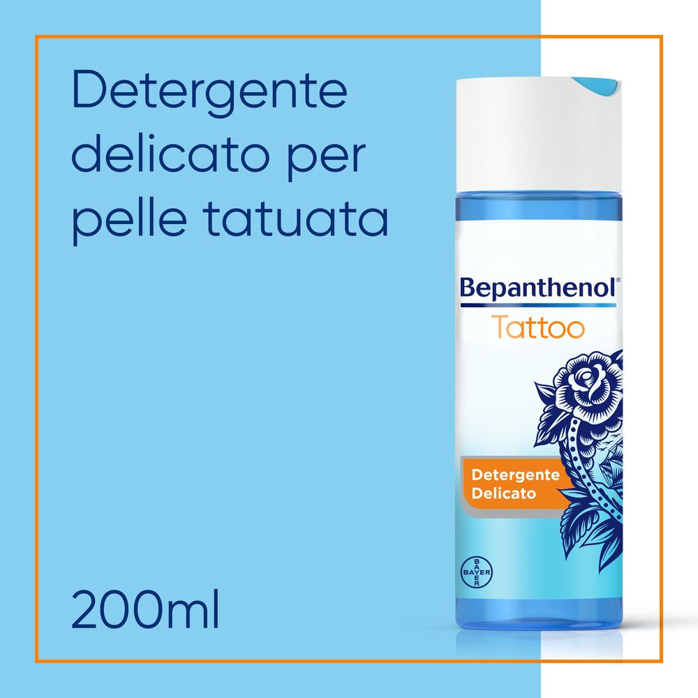 Blaue Grafik mit Text: Detergente delicato per pelle tatuata. Bepanthenol Tattoo. 200ml.