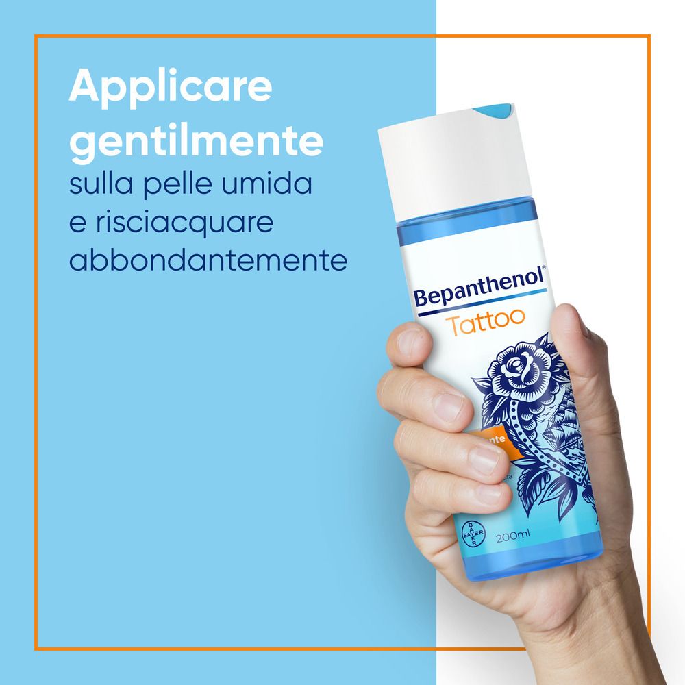 Hand hält Bepanthenol Tattoo Flasche. Text: Applicare gentilmente sulla pelle umida e risciacquare.