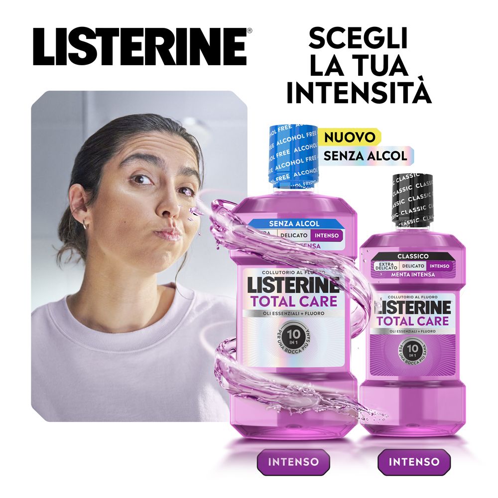 Listerine Total Care Mundspülung in einer lila Flasche mit weißem Verschluss. Spritzer von violetter Flüssigkeit umgeben die Flasche.