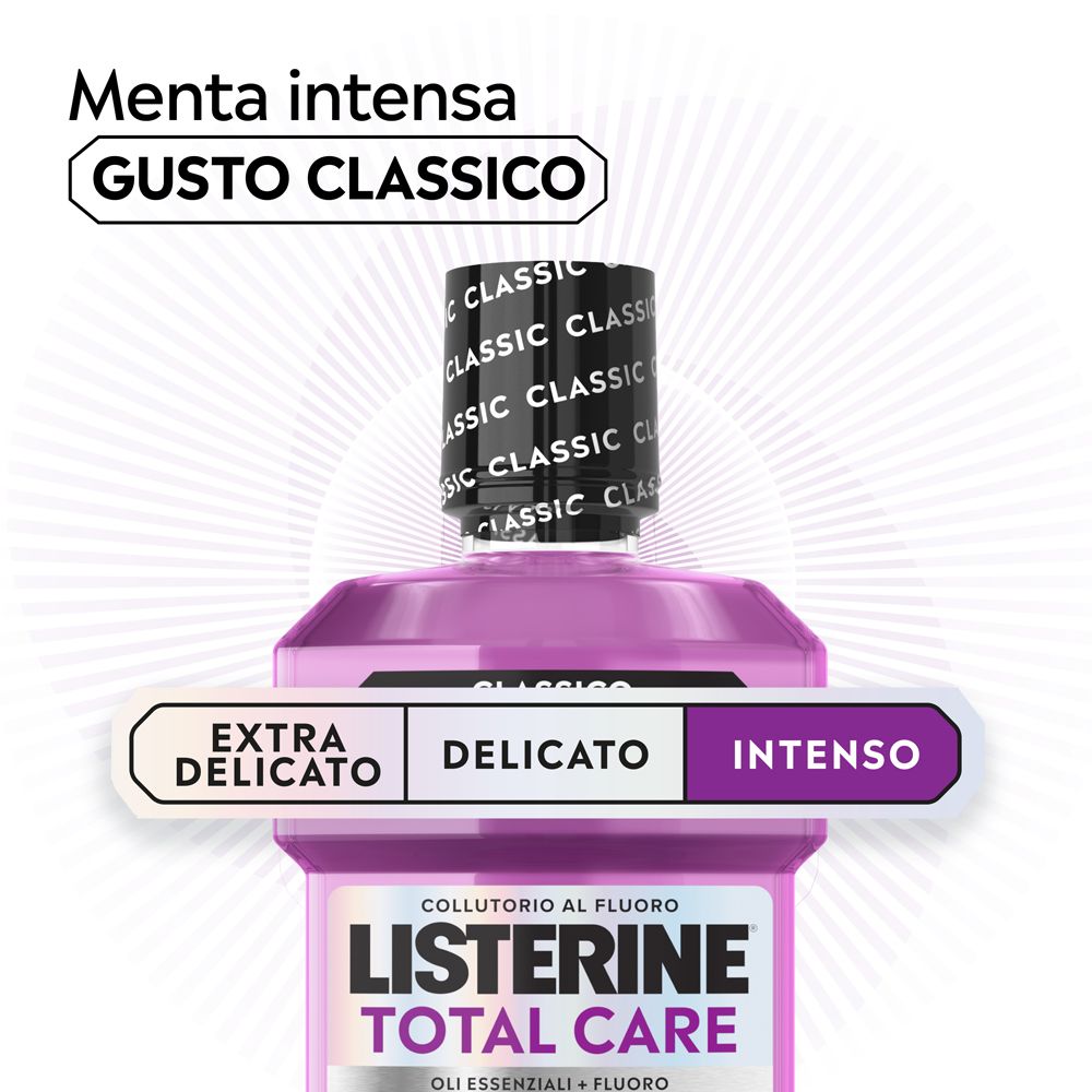 Lila Zahnbürste, Zahnseide in einem lila Spender und eine Flasche Listerine Total Care Mundspülung.