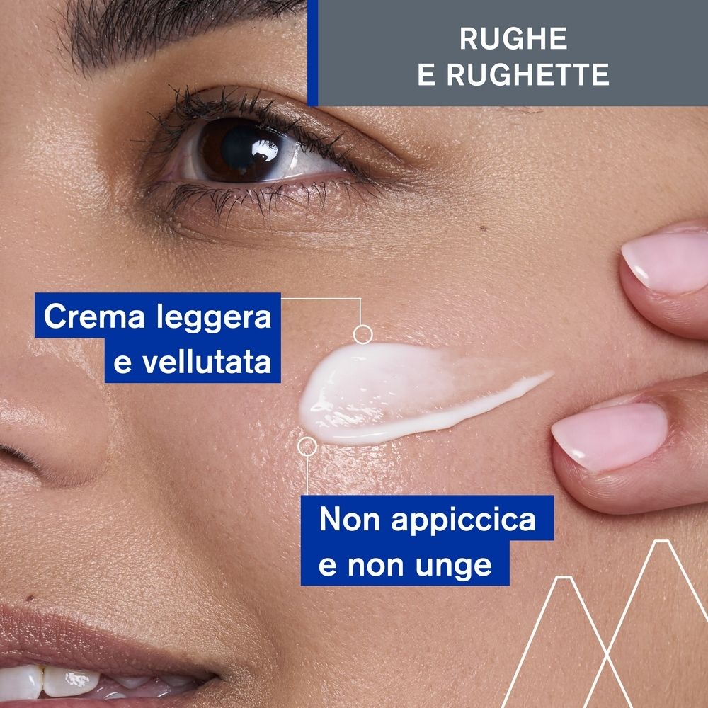 Primo piano di un viso. Applicazione di crema. Testo: Crema leggera e vellutata, Non appiccica e non unge.