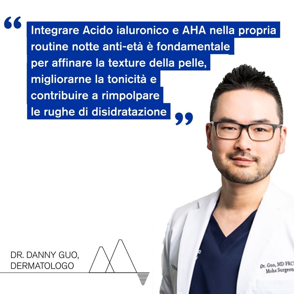 Uomo con occhiali. Testo: Integrare acido ialuronico e AHA nella routine notturna è fondamentale. Dr. Danny Guo, dermatologo.