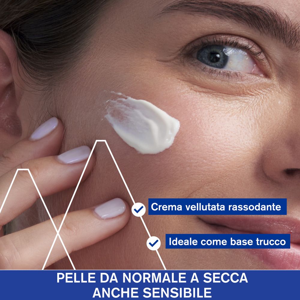 Primo piano di una donna che applica la crema sul viso. Testo: Crema vellutata rassodante, Ideale come base trucco.