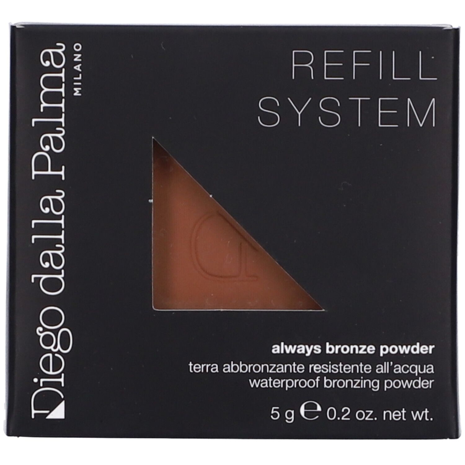 Confezione nera quadrata "REFILL SYSTEM". Visibile: polvere abbronzante. Testo: "Diego dalla Palma Milano", "always bronze powder", "5 g e 0.2 oz. net wt.".