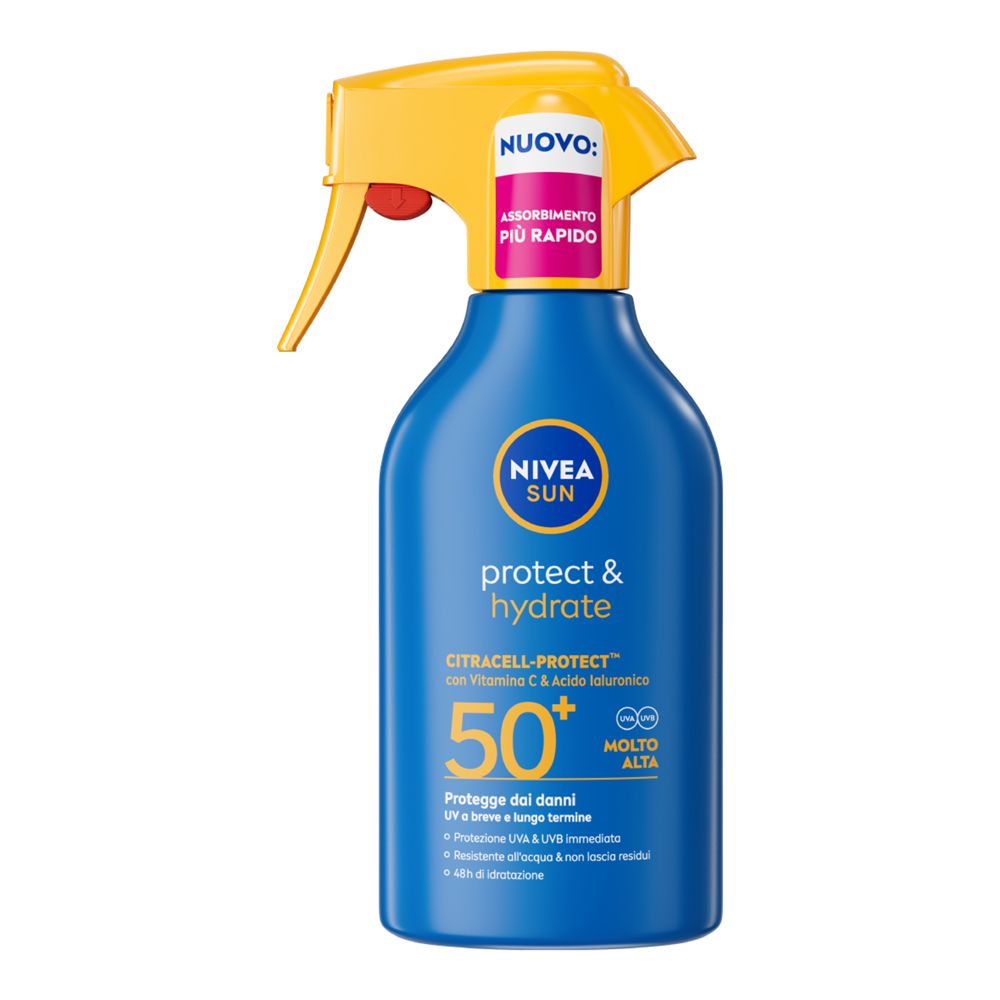 Flacone spray blu con erogatore giallo. Scritta: NIVEA SUN Protect & Hydrate, 50+. Contiene vitamina C e acido ialuronico. Assorbimento rapido.