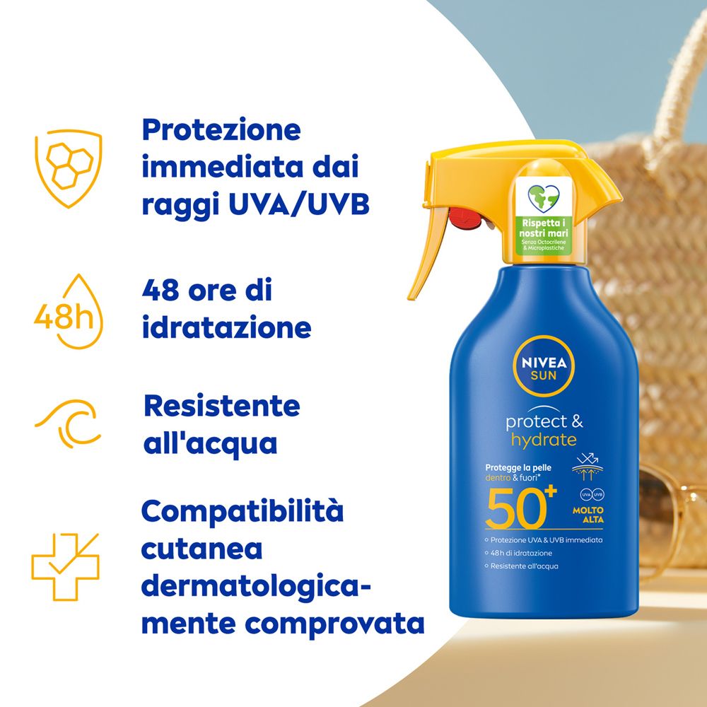 Flacone spray blu con erogatore giallo. Testo: NIVEA SUN Protect & Hydrate, 50+. Protezione UVA/UVB immediata, 48h idratazione, resistente all'acqua, testato dermatologicamente.