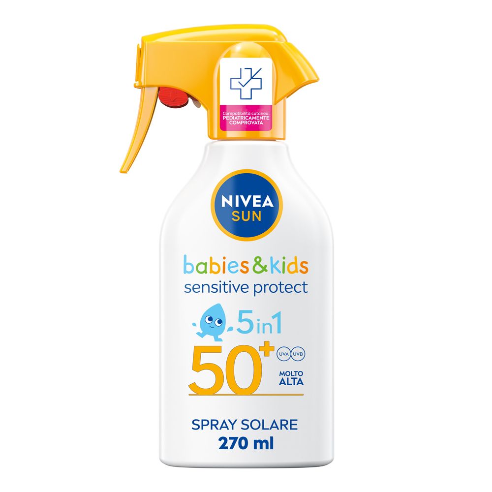Flacone bianco con erogatore giallo. Scritta: Nivea Sun, babies & kids sensitive protect, 50+. Spray Solare 270 ml.