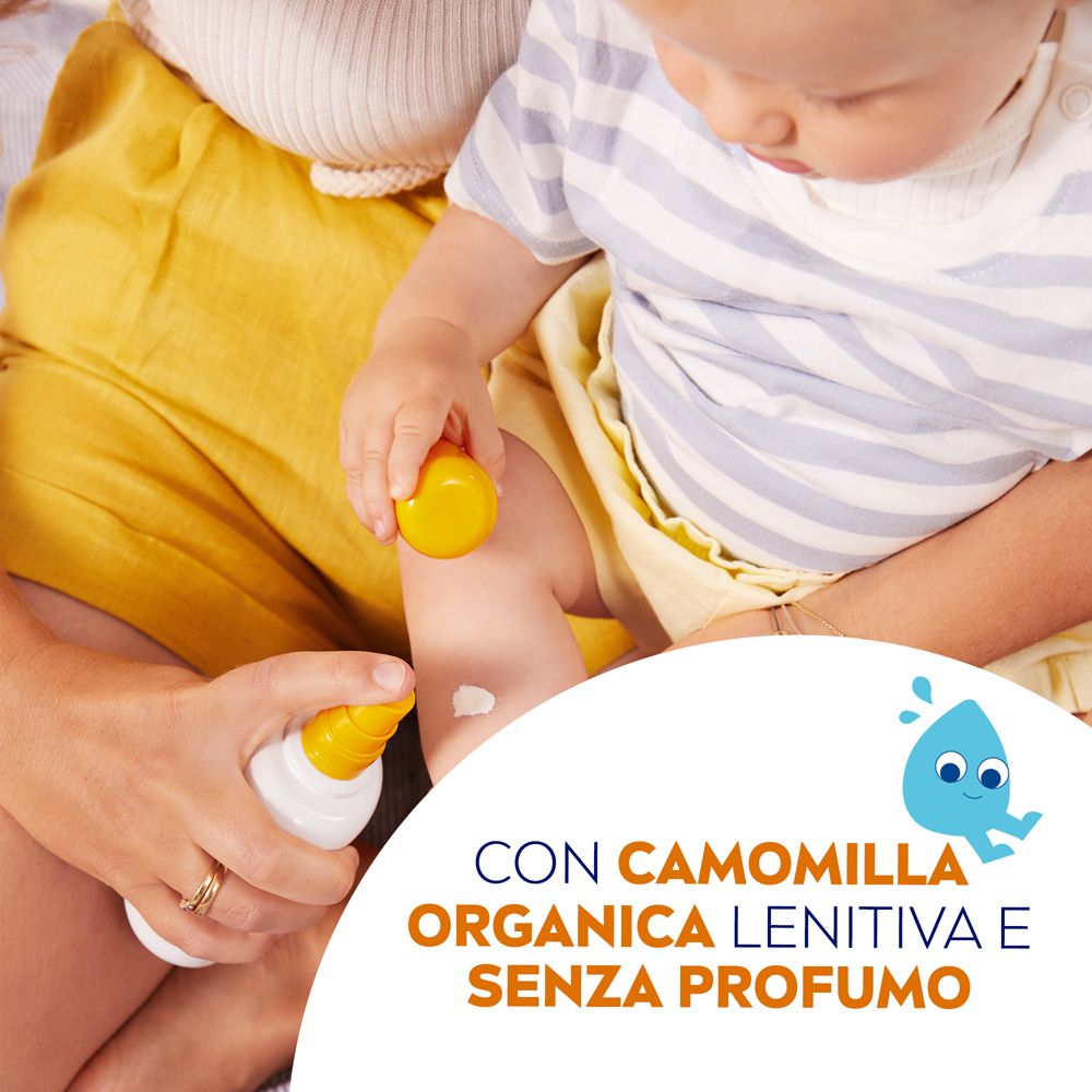 Persona spruzza crema solare sulla gamba di un bambino. Testo: Con camomilla biologica lenitiva e senza profumo.