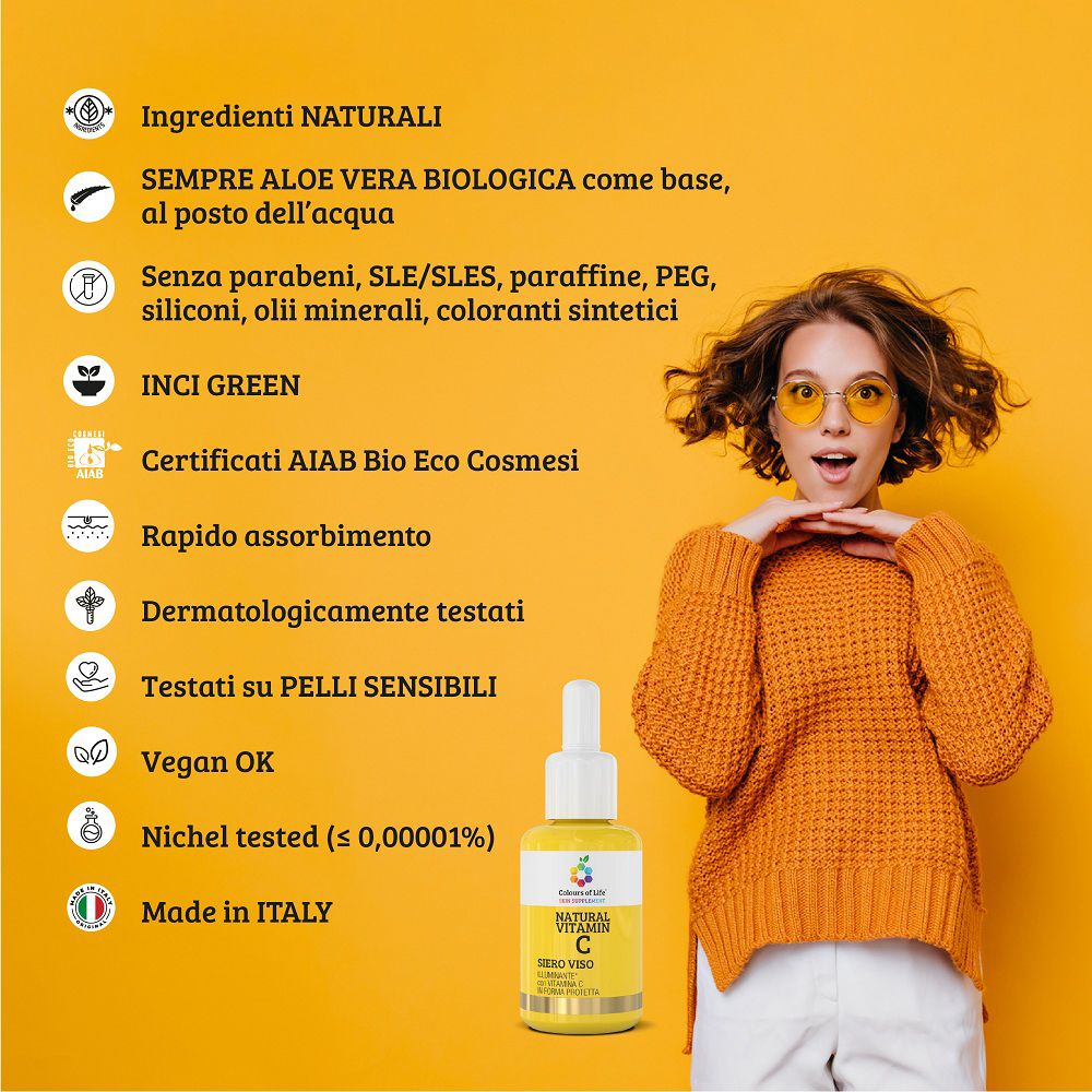 Frau mit Brille neben Liste von Produktmerkmalen und Fläschchen.