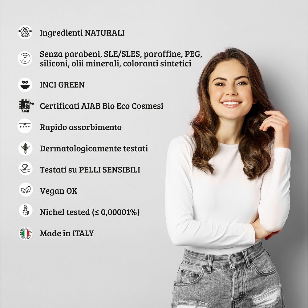 Frau lächelt neben Liste von Produktmerkmalen wie vegan und dermatologisch getestet.