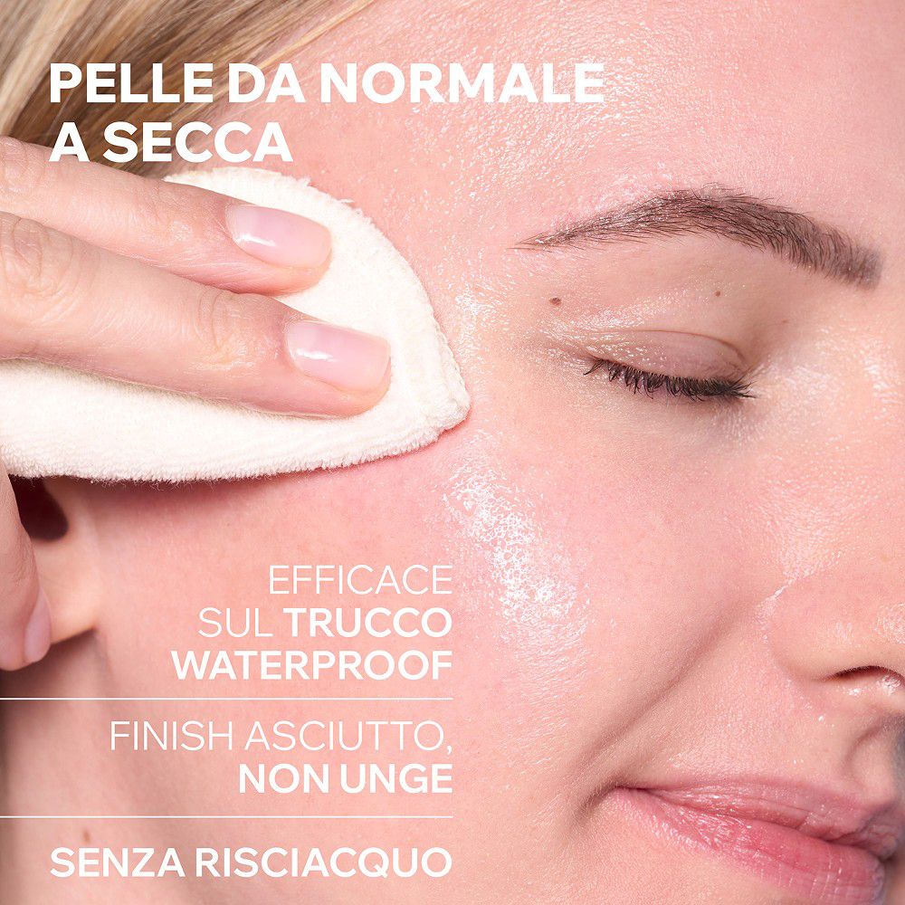 Anwendung von Uriage Thermal Mizellenwasser zur Make-up-Entfernung auf normaler bis trockener Haut.