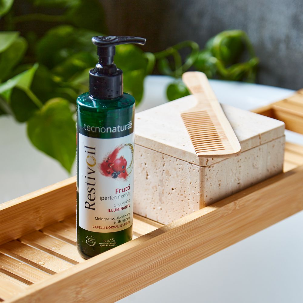 Grüne Flasche mit Pumpspender, Tecnonatura Restivoil Shampoo, Frutti Illuminante.