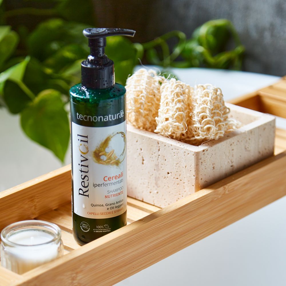 Shampoo-Flasche auf einem Holztablett mit Zubehör. Badezimmer-Szene.