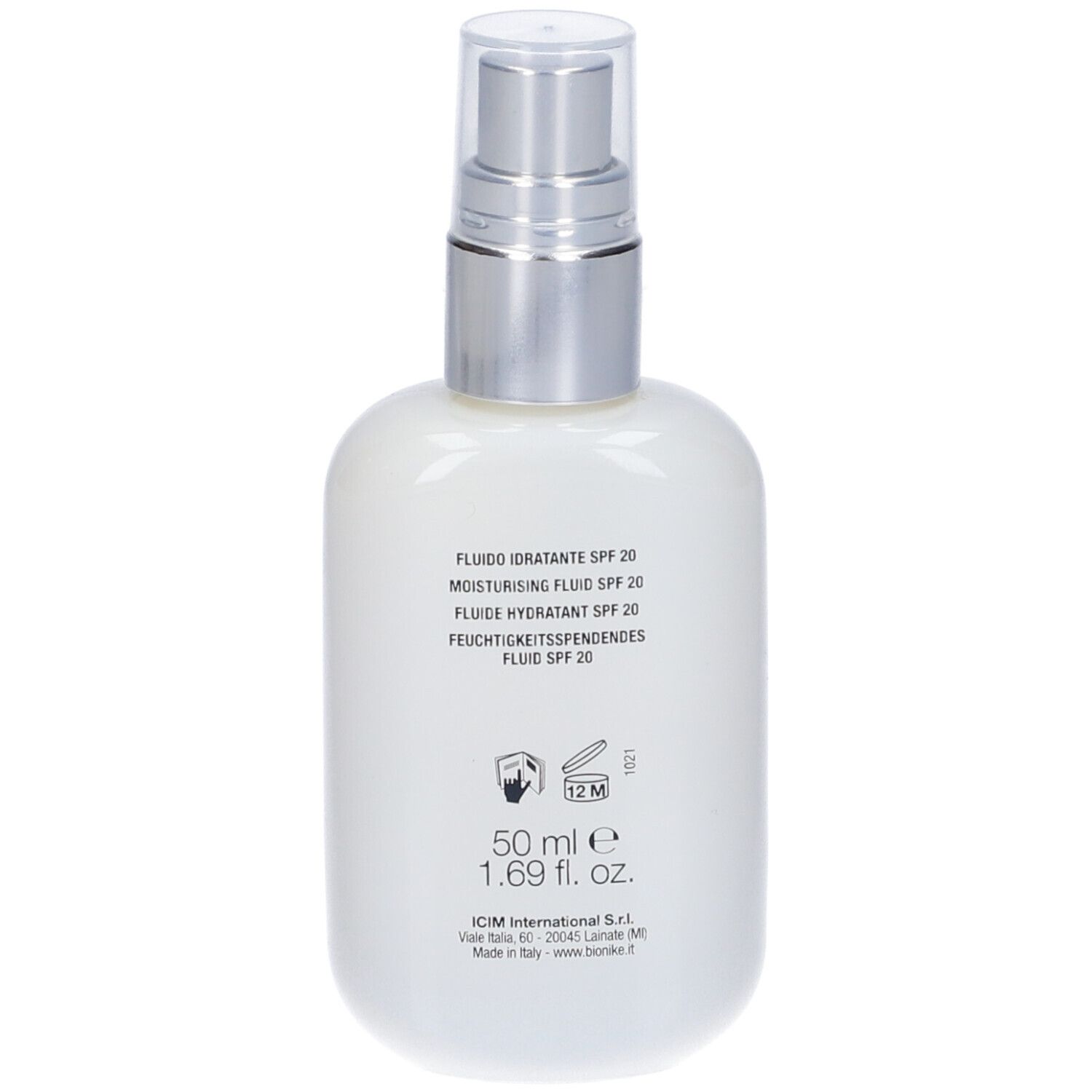 Retro di un flacone bianco con vaporizzatore. Scritta: Fluido Idratante SPF 20. 50 ml.
