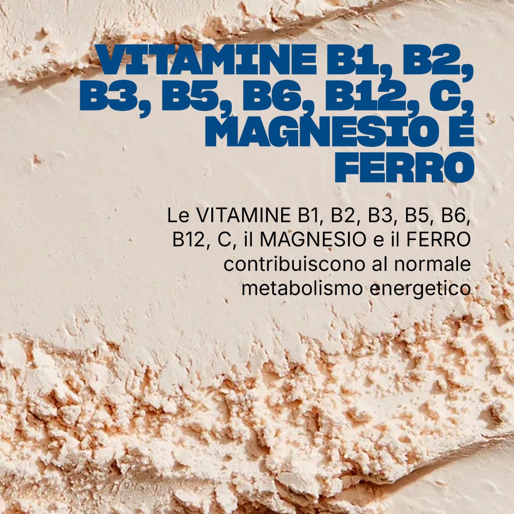Nahaufnahme von Pulver mit Text über Vitamine B1, B2, B3, B5, B6, B12, C, Magnesium und Eisen.
