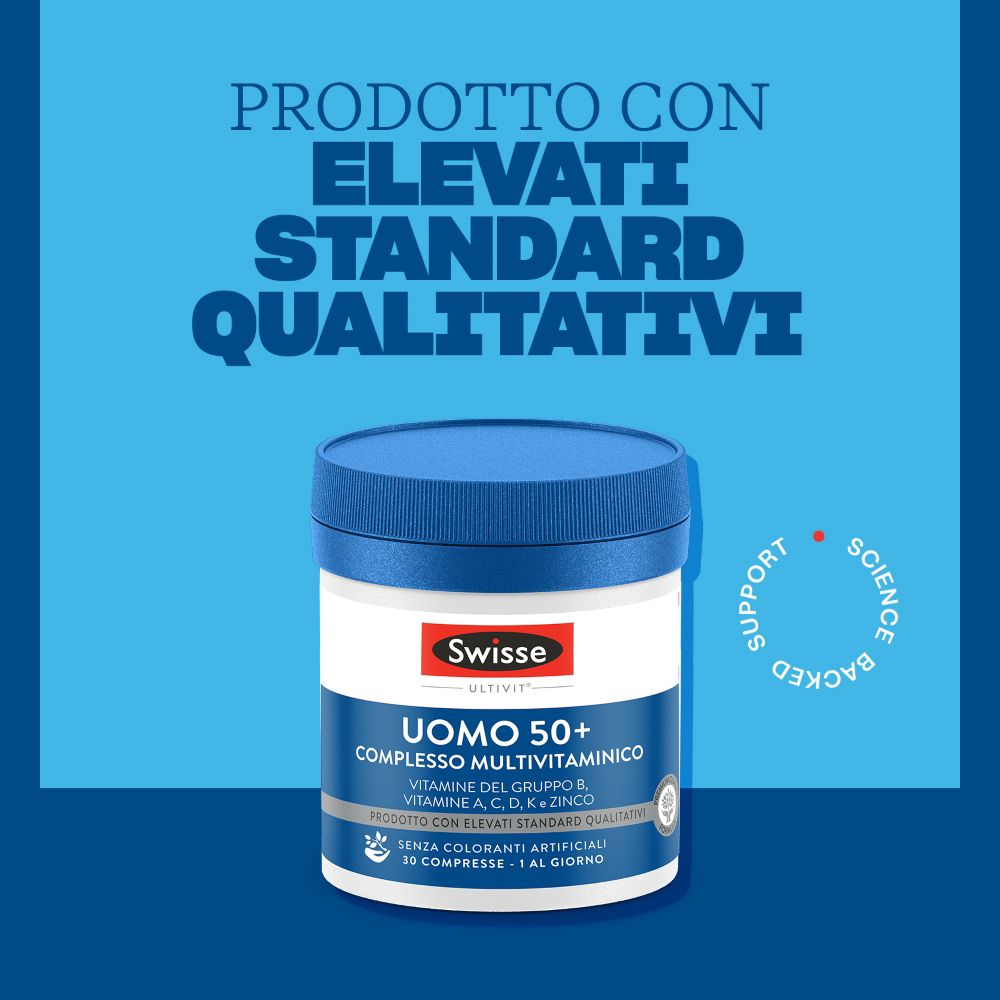 Flasche Swisse Uomo 50+ Multivitamin-Komplex vor blauem Hintergrund mit Qualitätszertifikat.