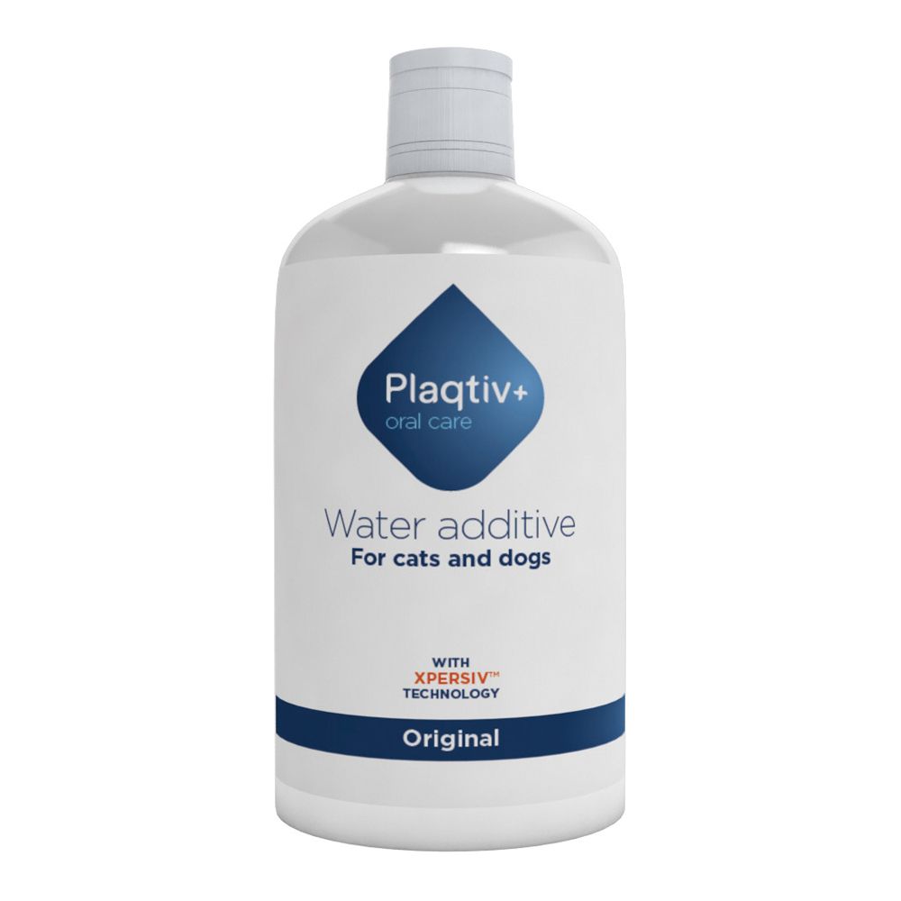 Bottiglia bianca con etichetta blu. Scritta: Plaqtiv+ oral care, Water additive, For cats and dogs, Original.