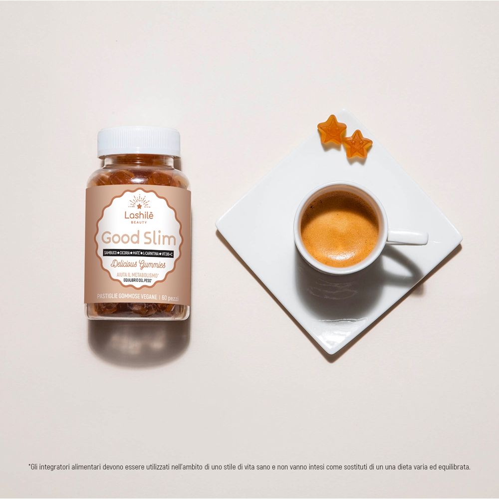 Bottiglia, tazza di caffè e caramelle gommose. Lashilè Good Slim. Vegano.