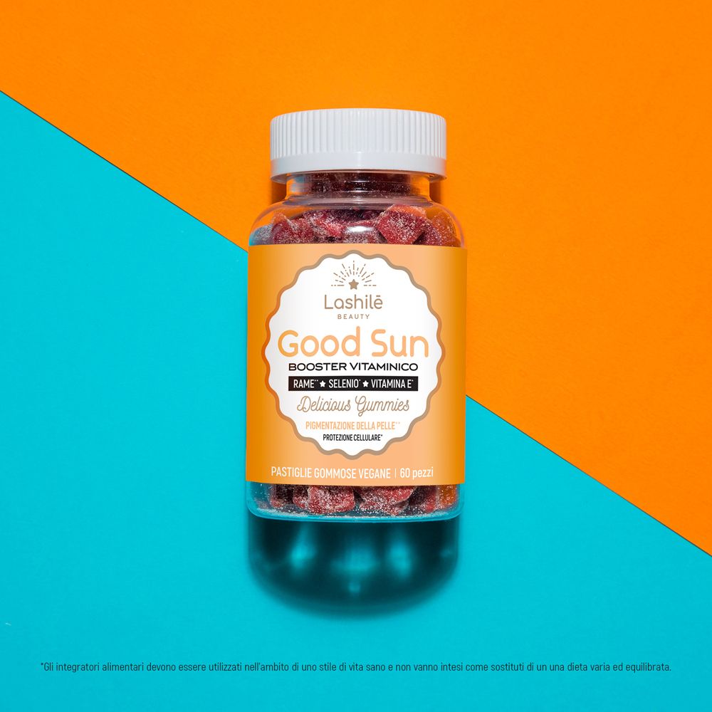 Flacone trasparente con caramelle gommose rosse. Etichetta gialla con testo. Sfondo: blu e arancione.