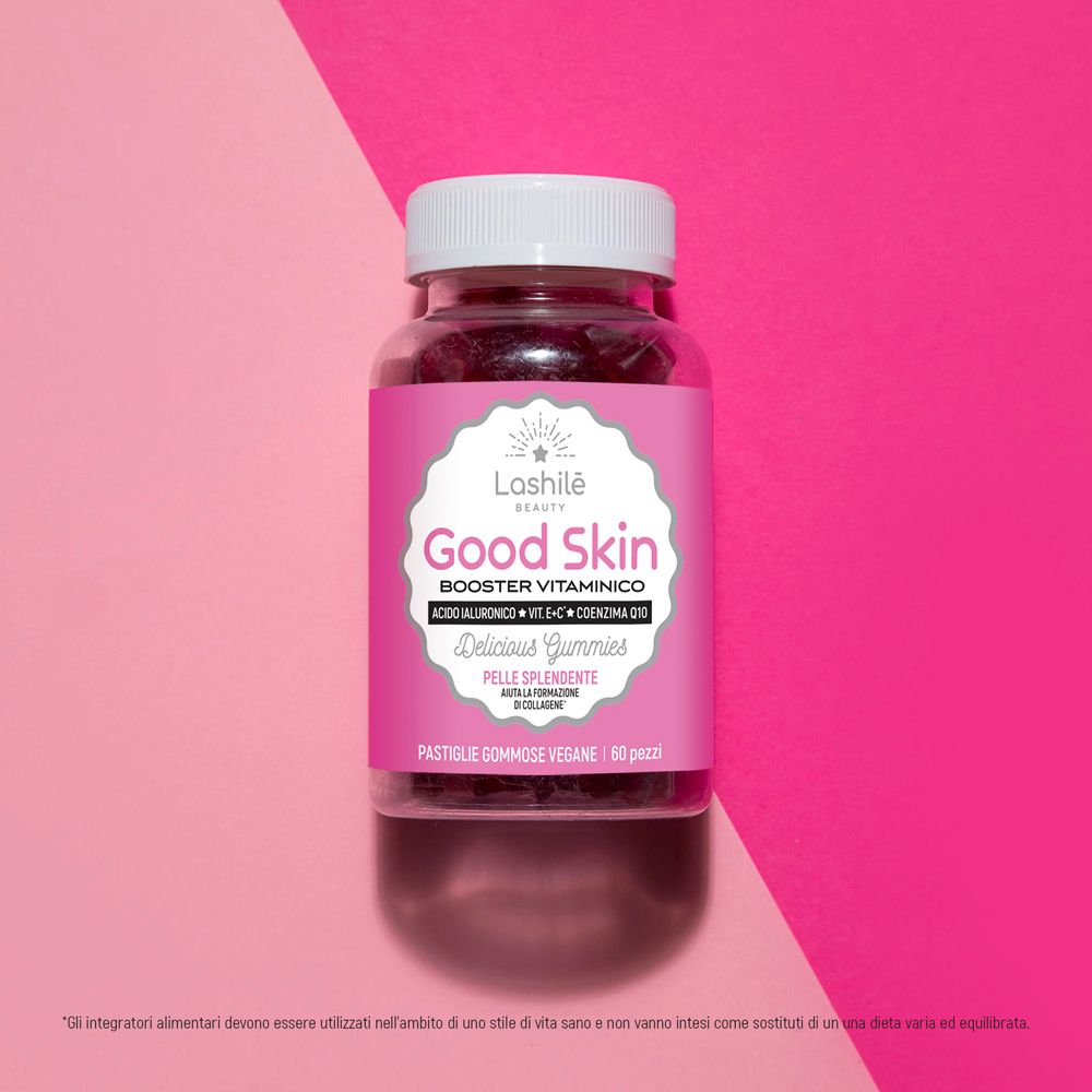 Flacone di prodotto con caramelle gommose rosse. Sfondo rosa. Testo: Good Skin, Booster Vitaminico, Delicious Gummies.