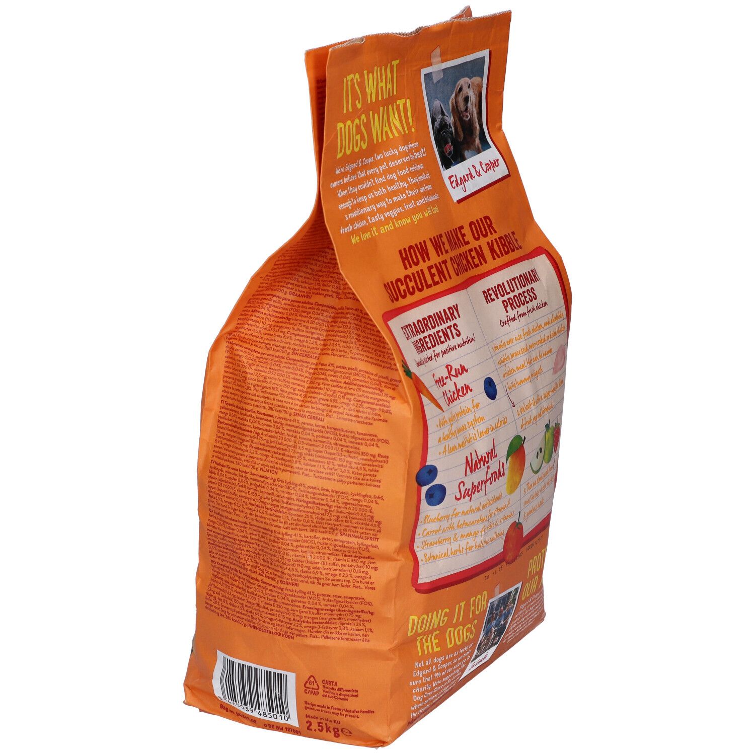 Retro di un sacchetto di cibo per cani arancione. Testo: Edgard & Cooper. Contiene informazioni sugli ingredienti e la produzione. Per cani.