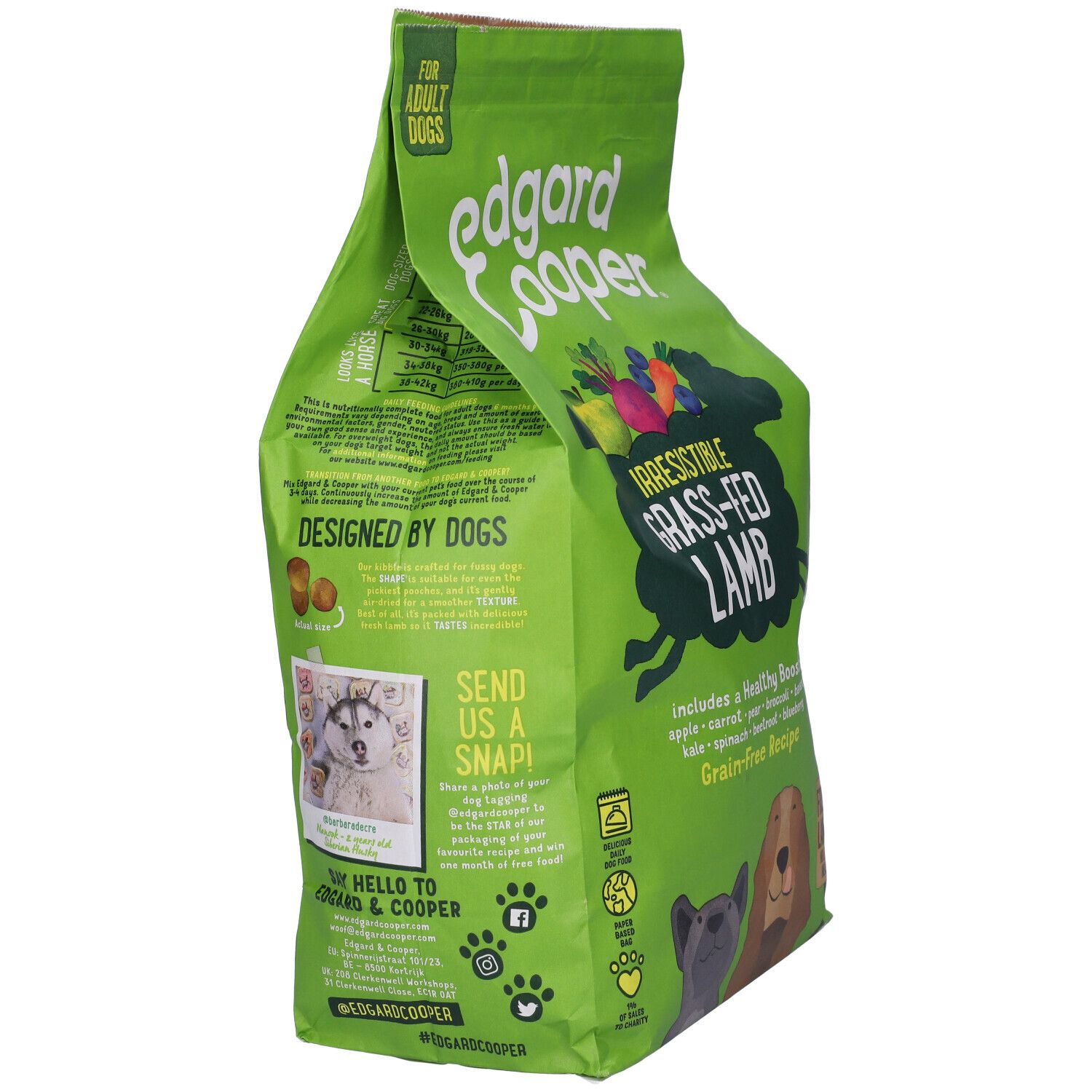 Sacchetto verde di cibo per cani. Retro con testo e illustrazioni. Marchio: Edgard & Cooper. Contiene verdure e frutta.