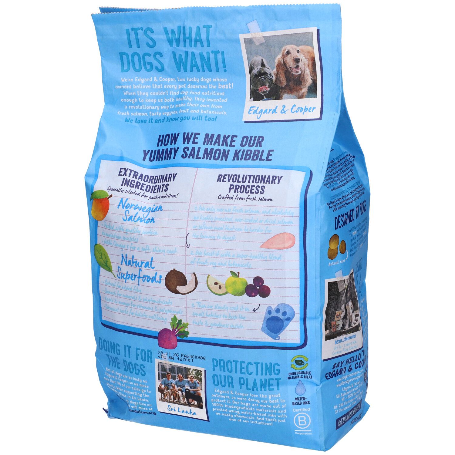 Retro di un sacco blu "Edgard & Cooper" con testo e illustrazioni. Contiene informazioni sugli ingredienti e il processo.