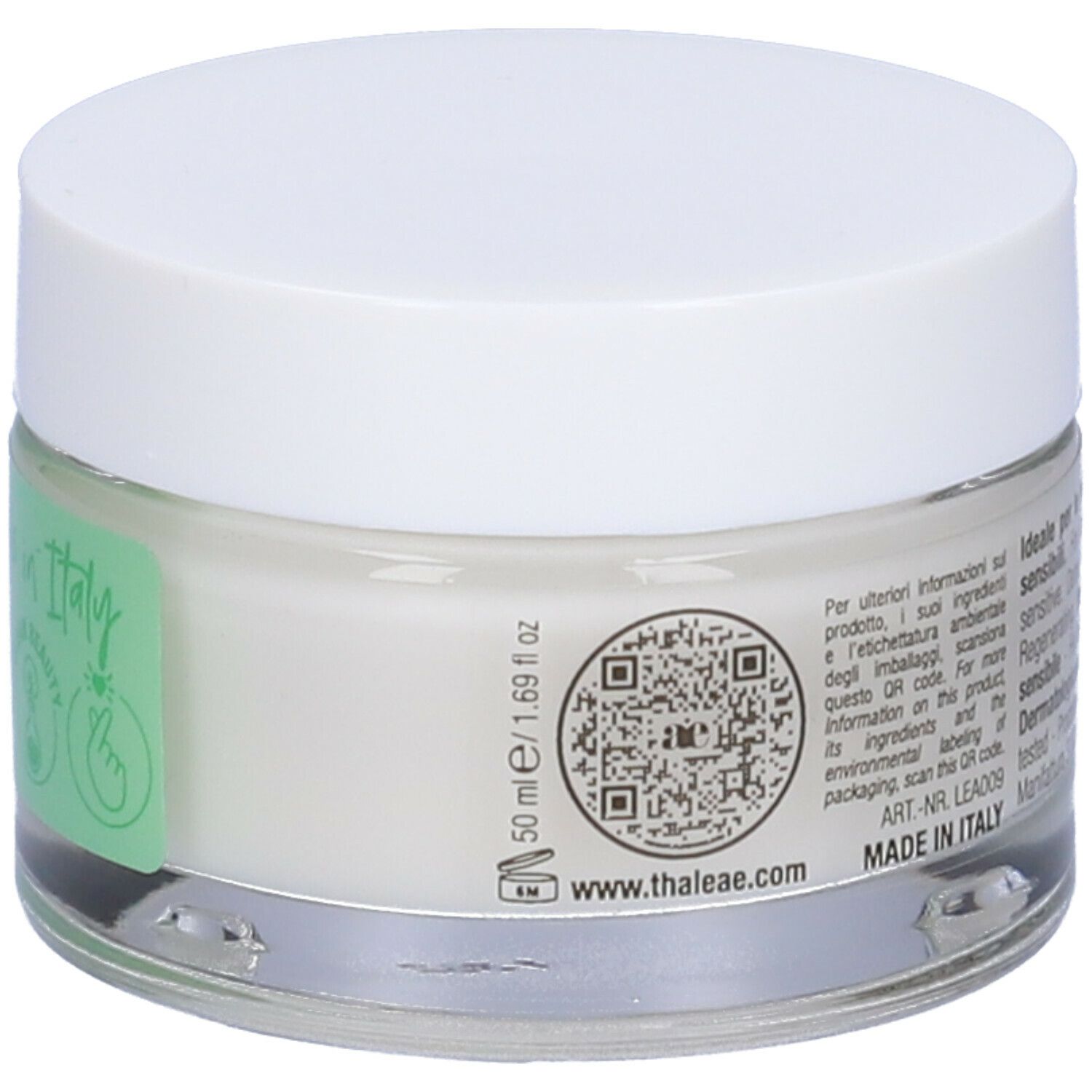Vasetto di crema con coperchio bianco. Scritta: 50 ml / 1.69 fl oz. Codice QR. Testo: Made in Italy. Adesivo: Korean Beauty, Vegan.