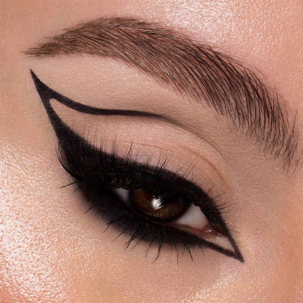 Occhio con design eyeliner nero. Colore occhi marrone, sopracciglio visibile.