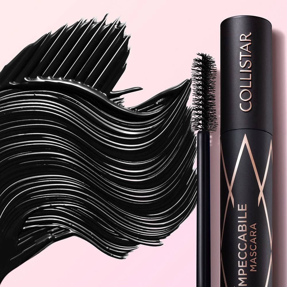 Schwarze Mascara-Tube mit Applikator und geschwungenem Mascara-Auftrag.