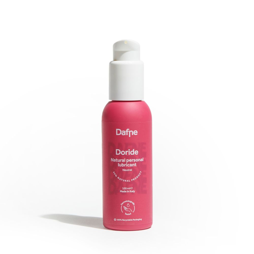 Flacone rosa con erogatore bianco. Scritta: Dafne Doride Natural personal lubricant. Neutro.