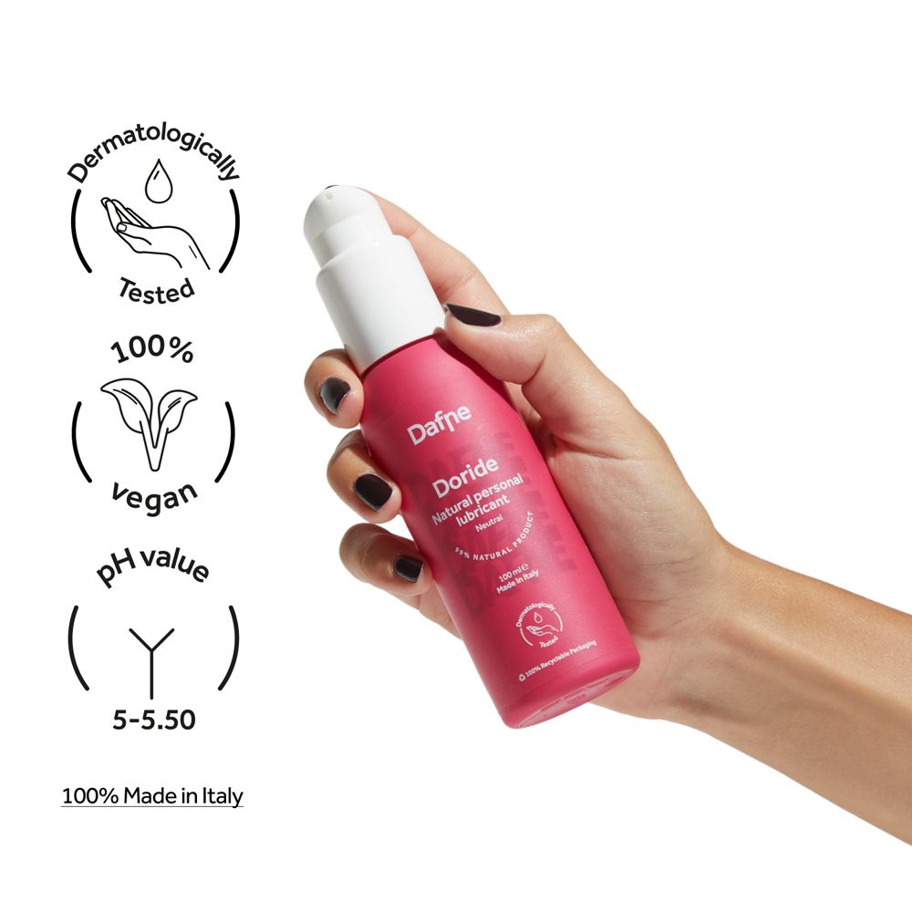 Mano che tiene flacone rosa con erogatore bianco. Loghi: dermatologicamente testato, vegano, pH 5-5,50.