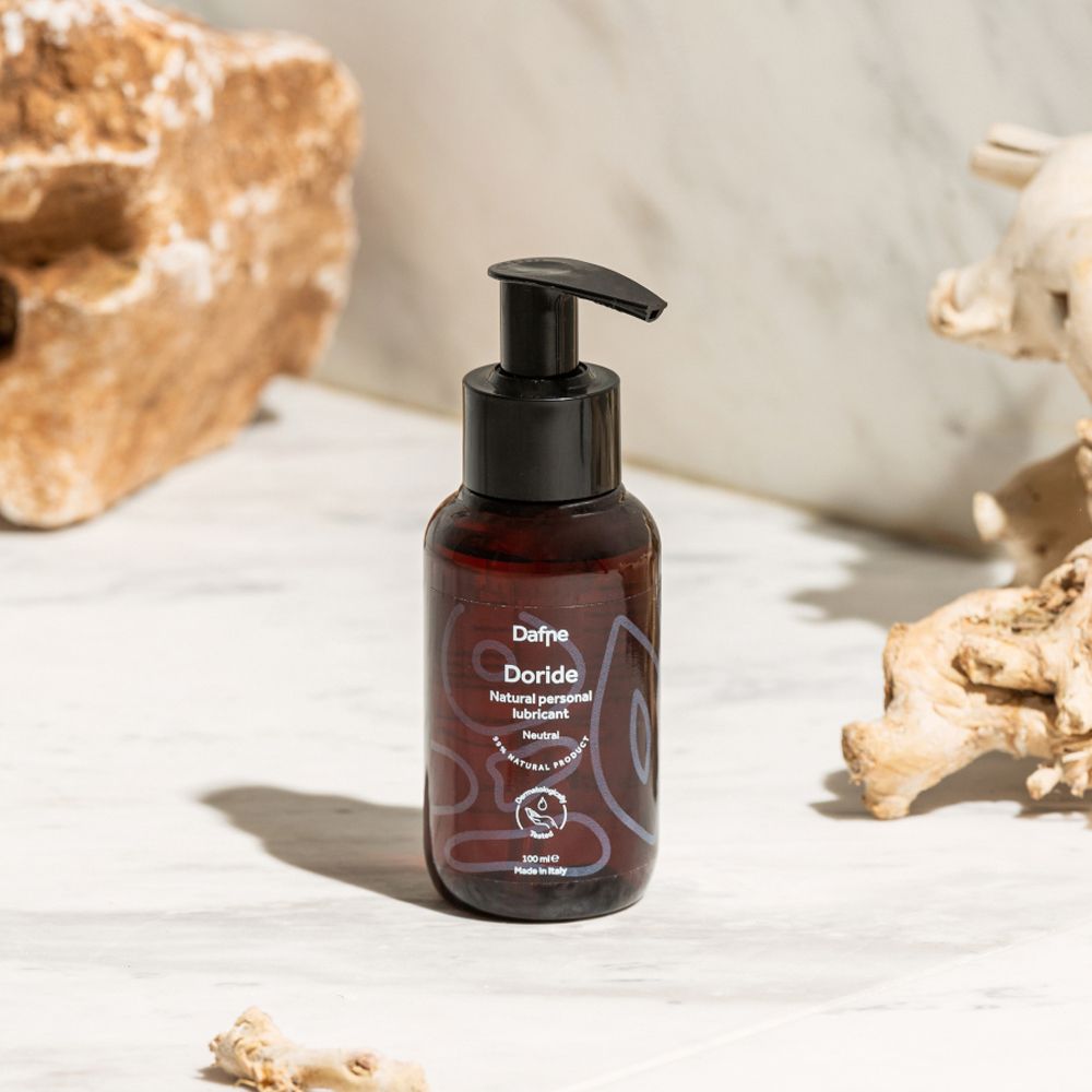 Flacone marrone con erogatore nero. Scritta: Dafne Doride Natural personal lubricant. Neutro.