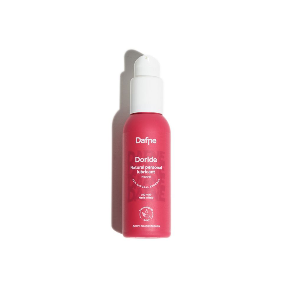 Flacone rosa con erogatore bianco. Scritta: Dafne Doride Natural personal lubricant. Neutro.