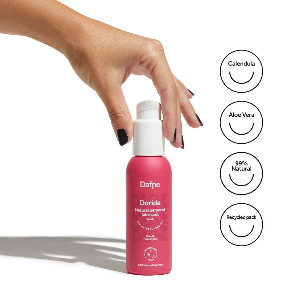 Flacone rosa con dispenser bianco. Simboli: Calendula, Aloe Vera, 99% Natural, Recycled pack.