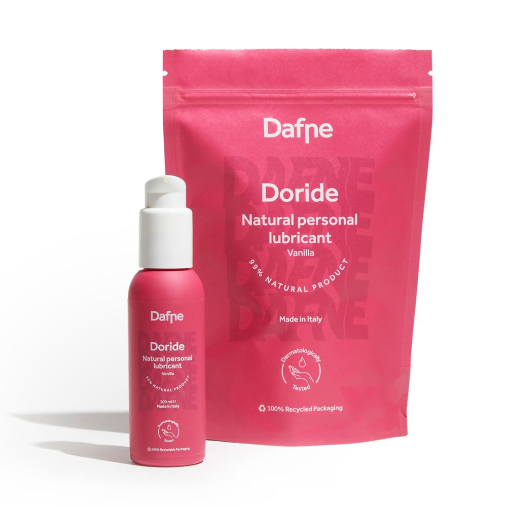 Flacone e busta rosa. Scritta: Dafne Doride Natural personal lubricant Vaniglia. Dermatologicamente testato.