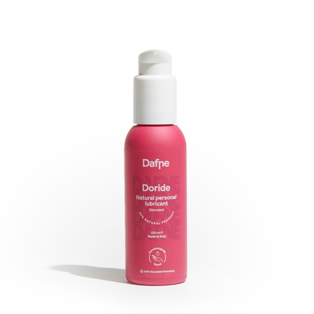 Flacone rosa con erogatore bianco. Scritta: Dafne Doride, lubrificante personale naturale. 100% prodotto naturale.