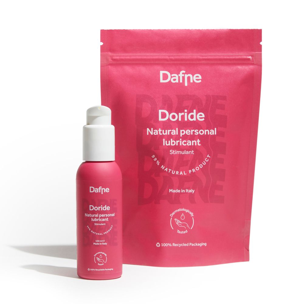Flacone e busta rosa con erogatore bianco. Scritta: Dafne Doride, lubrificante personale naturale. 99% prodotto naturale.