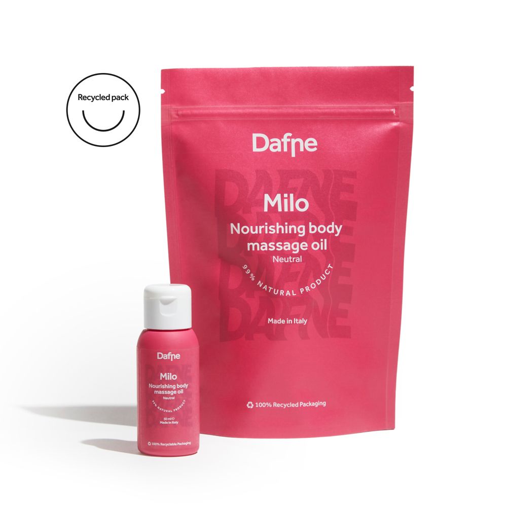 Busta e flacone rosa. Scritta: Dafne Milo, Nourishing body massage oil, Neutro. Recycled pack. 95% Natural product.