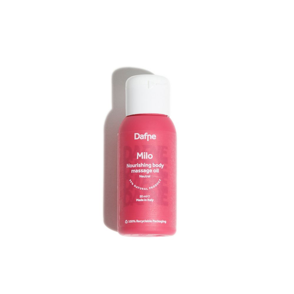 Flacone rosa con tappo bianco. Scritta: Dafne Milo, Nourishing body massage oil, Neutro. 30 ml. Imballaggio riciclabile al 100%.
