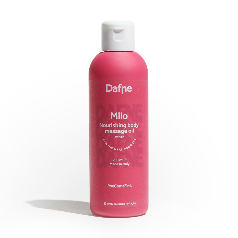 Flacone rosa con tappo bianco. Scritta: Dafne Milo, olio massaggio corpo Vaniglia. 200 ml, Made in Italy.