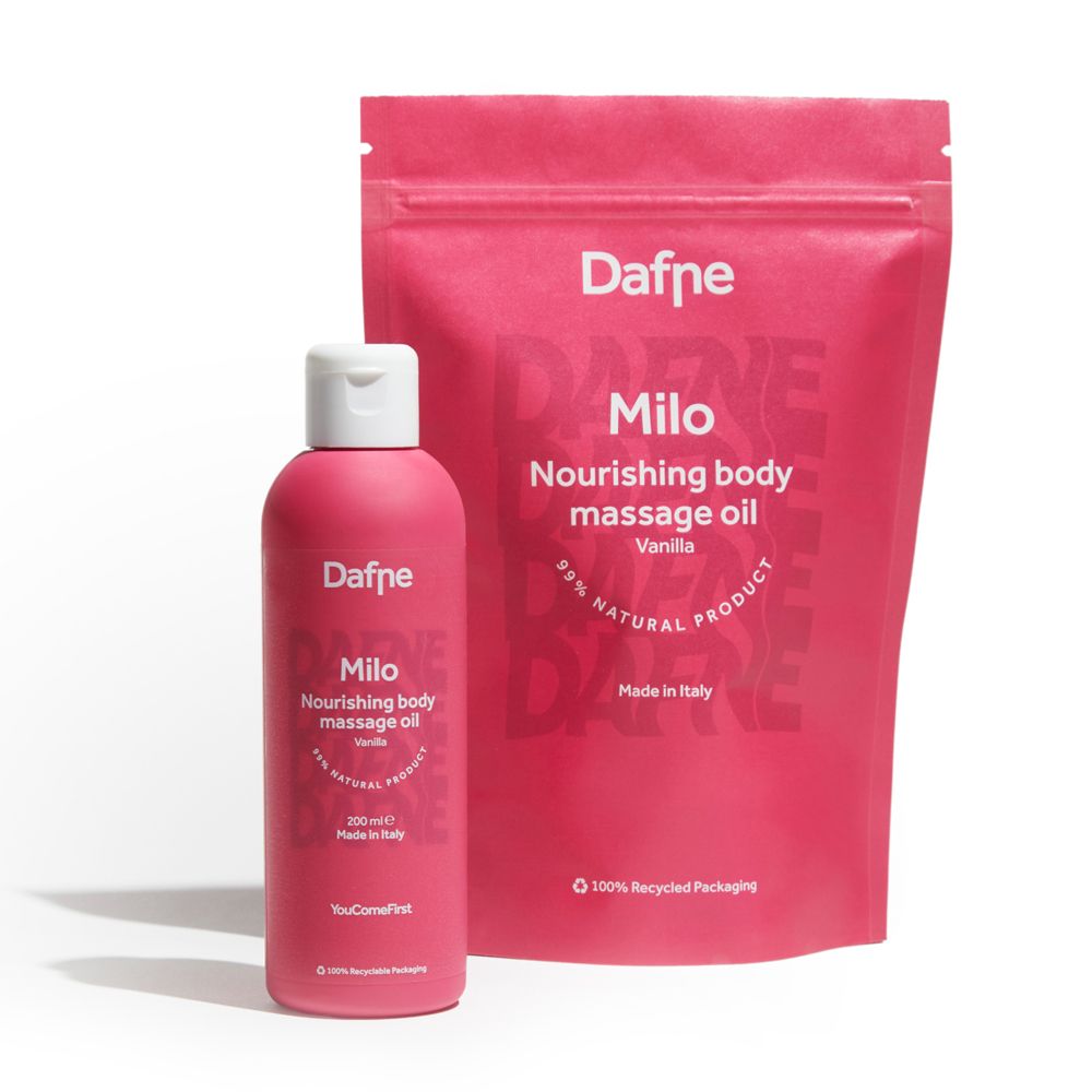 Flacone e busta rosa. Scritta: Dafne Milo, olio massaggio corpo Vaniglia. 200 ml, Made in Italy.