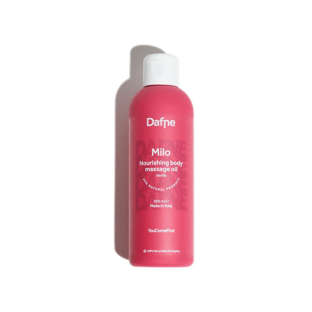 Flacone rosa con tappo bianco. Scritta: Dafne Milo, olio massaggio corpo Vaniglia. 200 ml, Made in Italy.