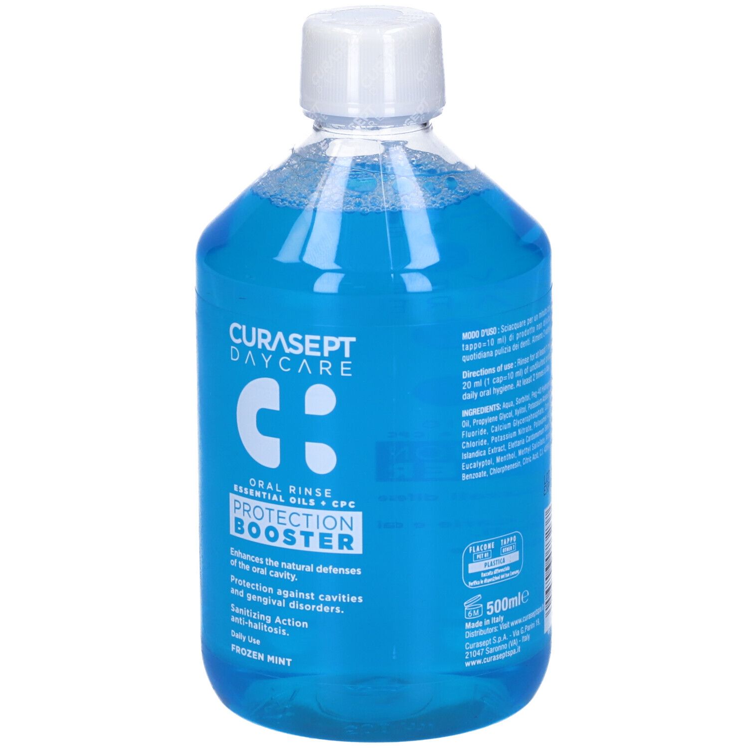 Collutorio in bottiglia trasparente con tappo bianco. Liquido blu. Testo: CURASEPT DAYCARE, PROTECTION BOOSTER, 500ml.