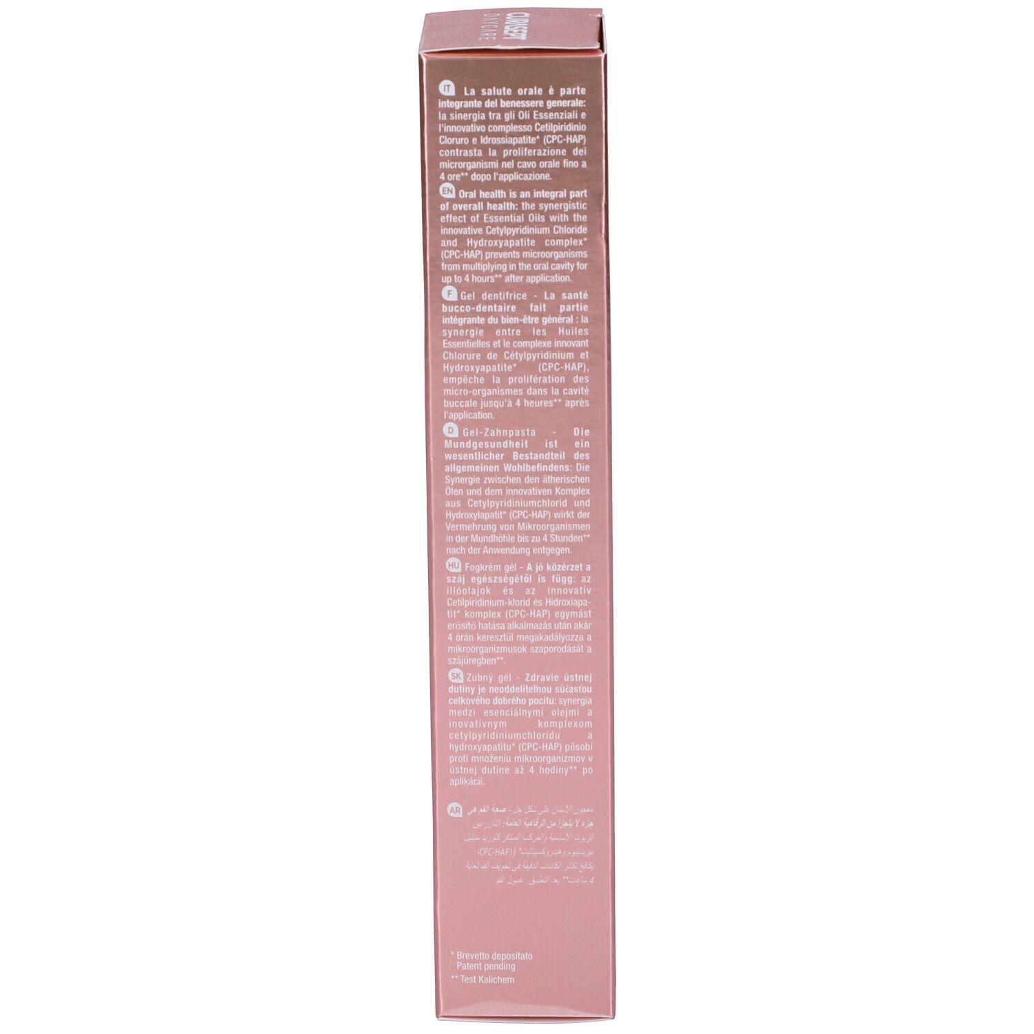 Lato di una scatola rosa. Testo multilingue. Descrive i benefici del prodotto.